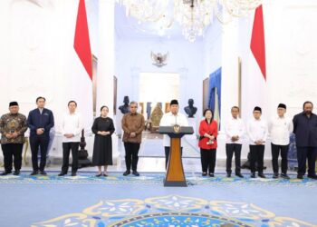Presiden Prabowo Subianto saat memberikan keterangan pers bersama Ketua MPR RI, Ketua DPR RI, dan para ketua umum partai politik di Istana Merdeka, Jakarta, Minggu (31/8/2025).