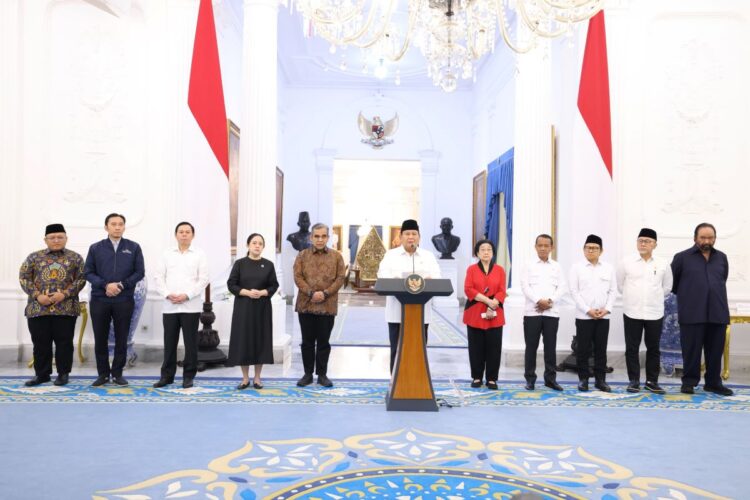 Presiden Prabowo Subianto saat memberikan keterangan pers bersama Ketua MPR RI, Ketua DPR RI, dan para ketua umum partai politik di Istana Merdeka, Jakarta, Minggu (31/8/2025).
